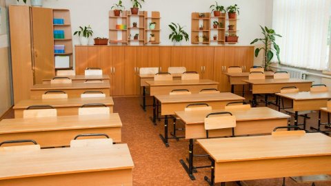 Müəllimlərin bir çoxu məktəbdə oturmağa yer tapa bilmir - Nazir