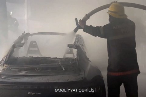 Bakıda bahalı maşın yandı - VİDEO