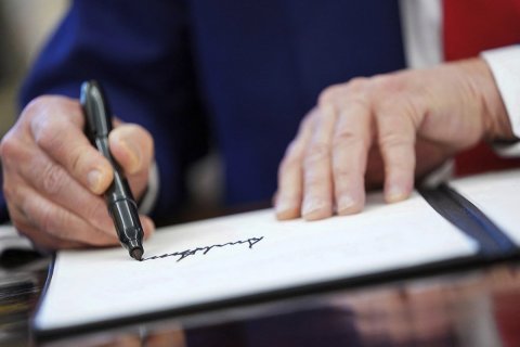 Tramp Zelenskini dekabradək məcbur etmək istəyir