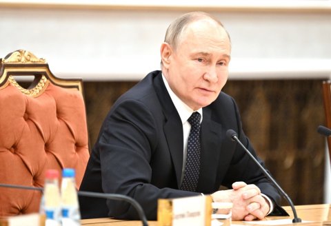 Putin Qırğızıstana gedib