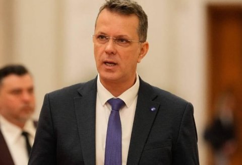 Bu ölkədə müdafiə naziri istefa verdi