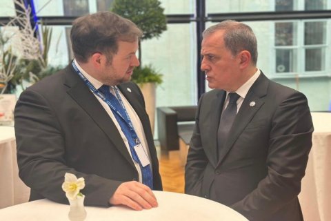 Ceyhun Bayramov britaniyalı nazirlə bir arada