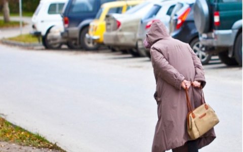 Gəncədə yaşlı qadını avtobus vurdu