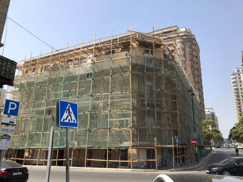 Bakıda tarixi abidəyə zərər vuruldu