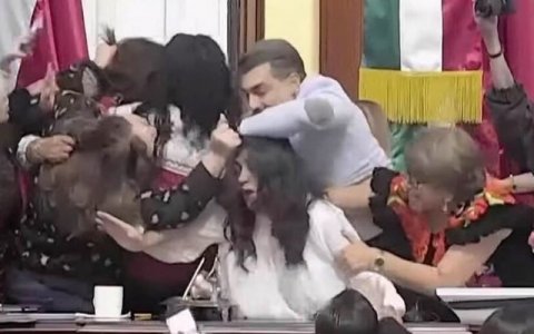 Qadın deputatlar arasında dava düşdü - VİDEO