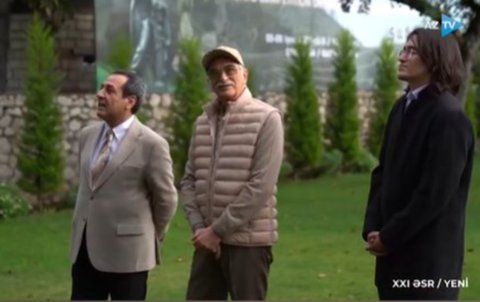 Polad Bülbüloğlu oğlu ilə Şuşadakı bağında