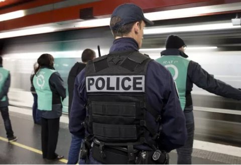 Paris metrosunda bıçaqlı hücum -  Üç qadın yaraladı