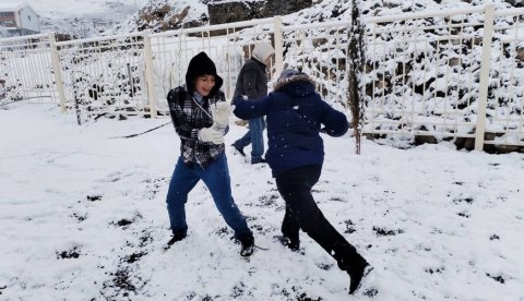 Kəlbəcər məktəblilərinin ilk qar sevinci - FOTO
