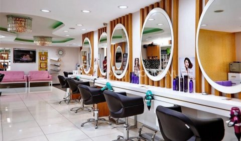 Qadın işlədiyi gözəllik salonunda öldü