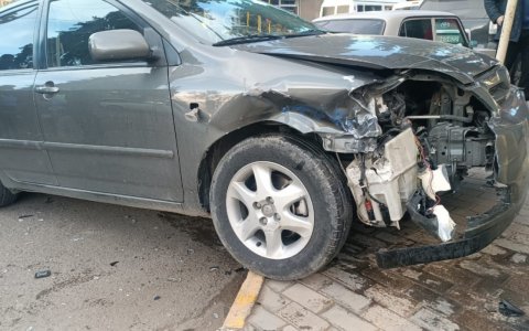 Tovuzda iki maşın toqquşdu - Yaralanan var