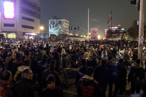 İranda vəziyyət gərginləşdi - Polisə hücum edildi