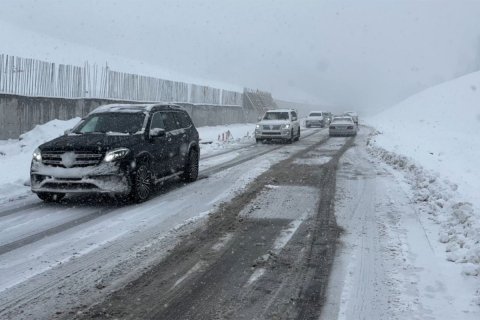Bakı-Şamaxı-Yevlax yolunda buzlaşma - Hərəkət dayandırıldı
