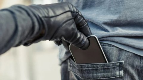 Atasının telefonunu oğurlayıb Bakıda 60 manata satdı – 1 aylıq həbs edildi