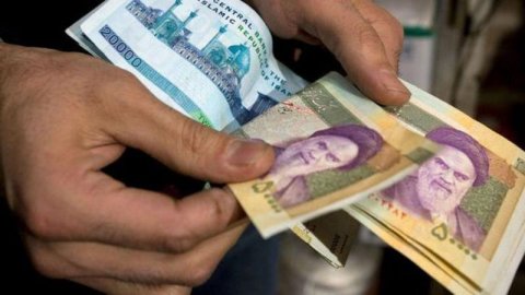 İran hakimiyyətdən etirazları sakitləşdirmək üçün pul təklifi
