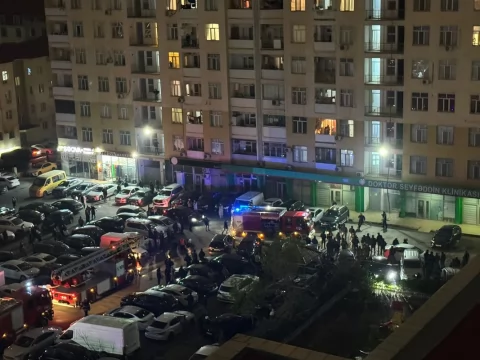 Bakıda yaşayış binasında yanğın - Yaralı var