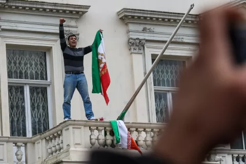 İran səfirliyində dövlət bayrağı dəyişdirildi