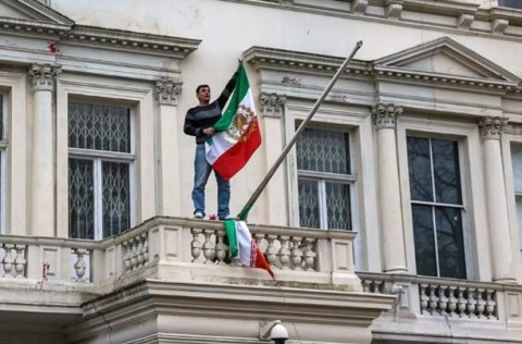 İranın Milandakı konsulluğunun lövhəsi söküldü