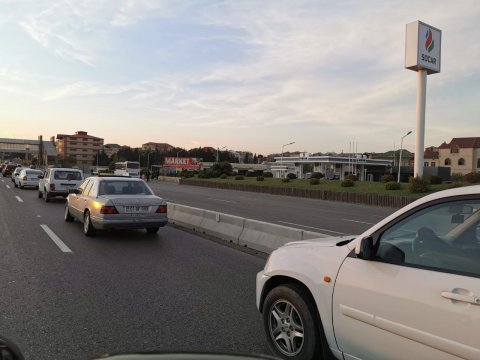 "VAZ" beton maneyə çırpıldı - Xəsarət alanlar var