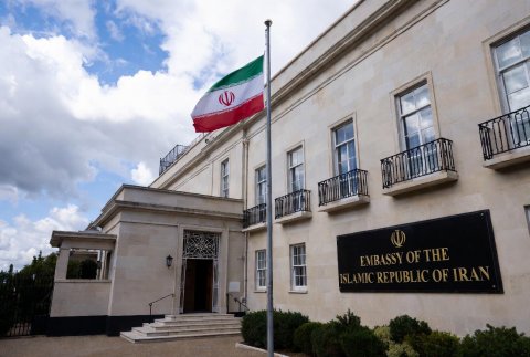 Səfirlik binasından İran bayrağını endirən şəxs həbs edildi