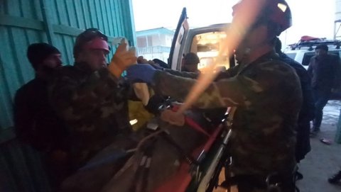 6 metr hündürlükdən yıxılan işçi FHN tərəfindən xilas edildi