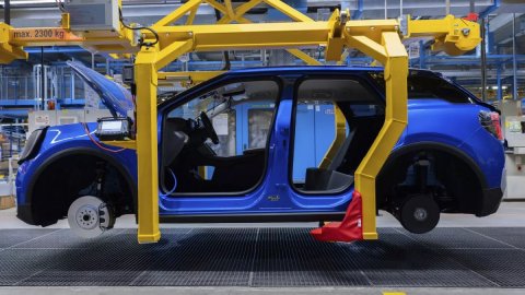 Tramp Avropa avtomobil sənayesinə zərbə vurdu