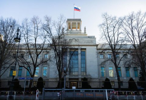 Rus diplomat bu ölkədən qovuldu