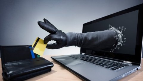 İş yoldaşının kartından oğurluq etdi - YAXALANDI