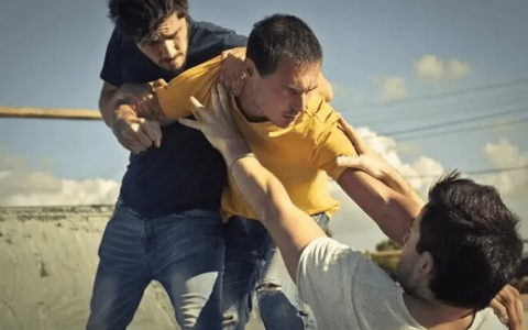 Qısqanc ər arvadına görə dayısı oğlunu küçədə döydü