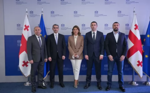 Bakı-Tbilisi-Qars dəmiryol xətti üzrə müqavilələr imzalandı - FOTO