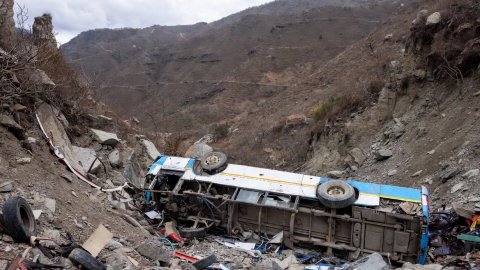 Avtobus dərəyə aşdı - 13 nəfər öldü