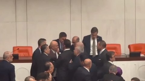 Türkiyə parlamentində dava - Deputat xəsarət aldı