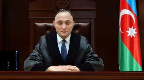 Hakim etiraz etdi: “Atanı qolu qandallı göstərməyin uşağa”