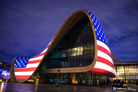 Heydər Əliyev Mərkəzi ABŞ bayrağı ilə işıqlandırıldı