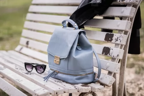 Çantasını dayanacaqda unutdu, qızılları oğurlandı