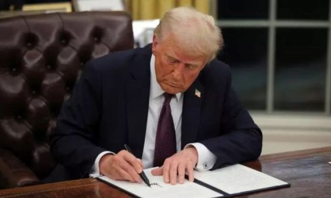 Tramp Sülh Şurasının yekun qətnaməsini imzalayıb