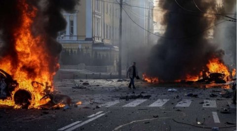 Rusiya Kiyevi atəşə tutub - evlər yanır