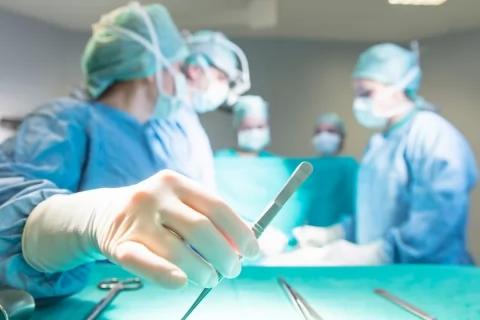 Həkimdən 3 pasiyent şikayət edir: Qulağı kəsib, üzüm iflic olub - VİDEO