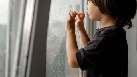 Körpə 10-cu mərtəbədən yıxıldı, sağ qaldı