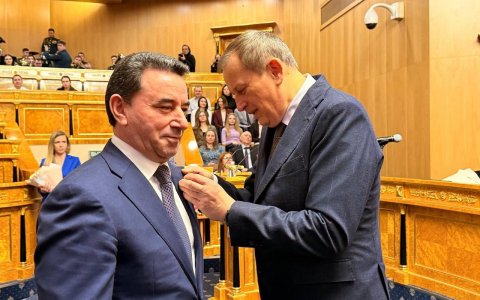 Putin azərbaycanlı deputatı təltif etdi - FOTO