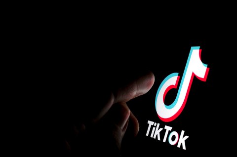 "TikTok"da açıq-saçıq videosunu paylaşan QIZ HƏBS EDİLDİ