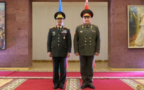 Belarusun müdafiə naziri azərbaycanlı həmkarına zəng etdi