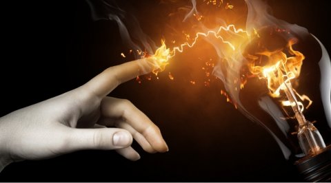 Masazırda qadını elektrik cərəyanı vuraraq öldürdü