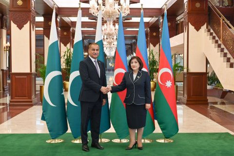 Spiker pakistanlı həmkarı ilə regiondakı gərginliyi müzakirə etdi