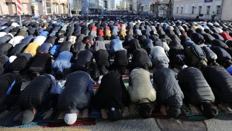 Küçədə namaz qadağan edildi