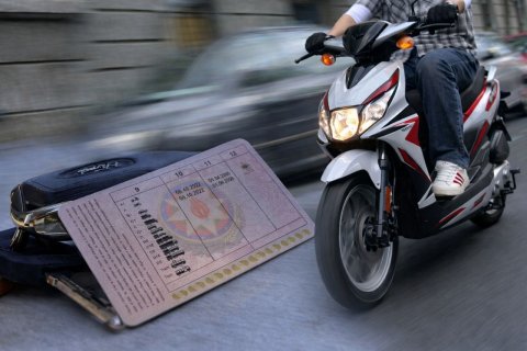 Moped sürənlərdən bu gündən vəsiqə tələb olunur