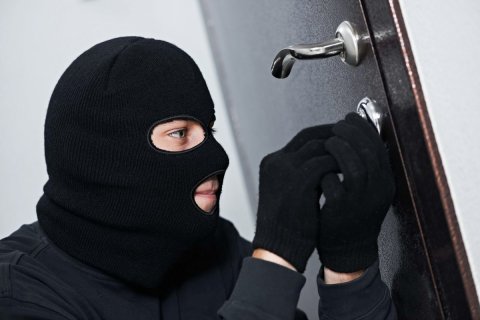 Sabunçuda evdən 6300 dollar oğurlayan şəxs saxlanıldı