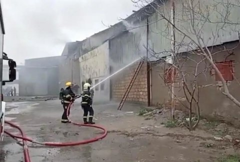 Binəqədidə anbardakı yanğın nəzarətə götürüldü