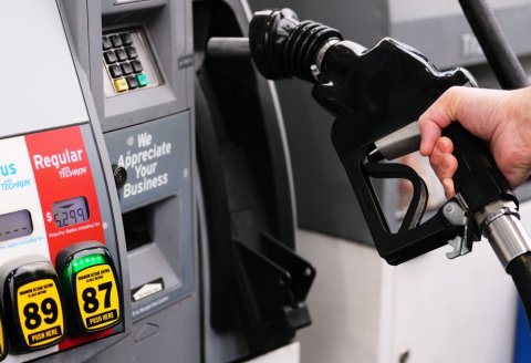 ABŞ-də benzinin qiyməti 4 dolları ötüb