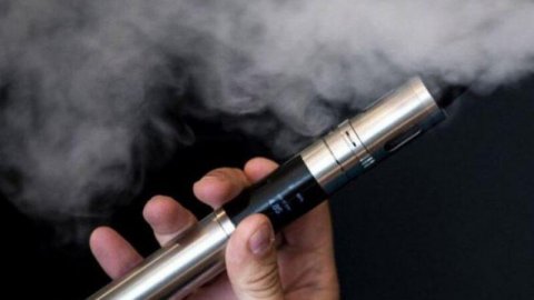 Dəmiryol vağzallarında elektron siqaretlərdən istifadə edənlər cərimələnəcək