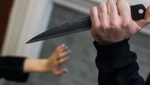 Ağdamda 22 yaşlı şəxs dayısı qızını üzündən bıçaqladı